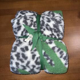 Aerie 400419447036 Nwt Holiday 2024 Sherpa Blanket In Gray/white With Green Logo