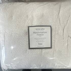 31816 Annie Selke Marshmallow Fleece Puff Queen Blanket White Tencel Polyester