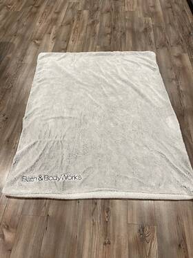 Bath & Body Works 667557464688 And Soo Soft Throw 60 Inch X50 Light Gray White Faux Fur