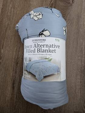 Berkshire 198062083403 Down Alternative Filled Blanket Reverse To Solid King Blue
