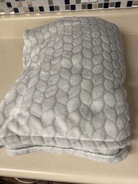 Berkshire 791551843566 Life Throw Blanket 60 Inch X70 Green Reversible Soft