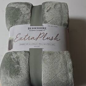 1796290 Berkshire Blanket & Home Co And Extra Plush Queen Green 98x92in Polyester