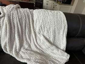 Brookstone 042075643225 Cozy Heated Plush Throw 50 Inch X60 4 Heat Settings Auto Shut Off