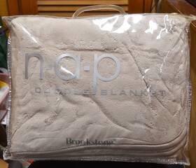 06267 Brookstone Nap Cuddle Blanket 36x60 Latte Travel/throw