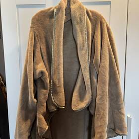 631085 Brookstone Nap Comfy Ultra Plush Oversized Blanket W Sleeves One Size Fits All