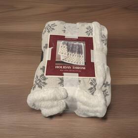 1796194 Casual Living 008889352692 50 Inch X 70 Holiday Throw White/gray