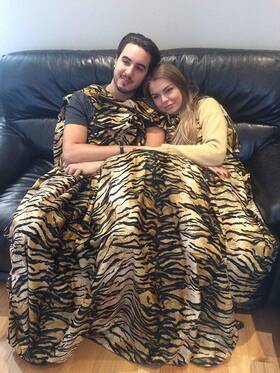 Ff-tlb-tg39 Chc--beverly Hills Chc-beverly The Love Blanket Faux Fur Short Hair With Opening Tiger