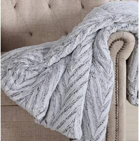 Christian Siriano 783048000408 New York Oversized Faux Fur Throw Blanket Size 60 In X 70