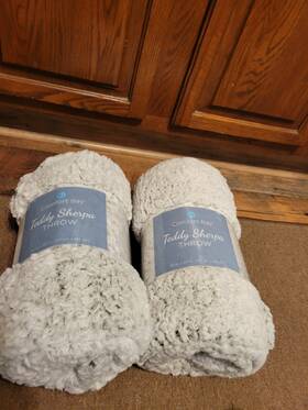 Comfort Bay 841700225931 New Lightweight Blankets Lot Of 2