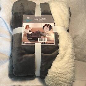 Comfort Bay 847975076407 Cozy Cuddler 50 In X 60 Throw With 14 Pocket