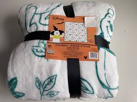 Disney 032281135614 Winnie The Pooh Halloween Fall White And Teal Leaves Full Queen Blanket New