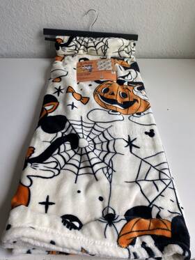 Disney 032281199883 Mickey And Minnie Mouse Pumpkin Halloween Plush Throw Blanket 50x70 Inch New
