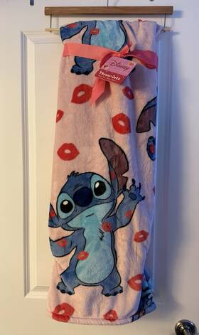 Disney 032281781026 Stitch Plush Throw 60 X 70 Inch Valentines Day Love Kisses Pink Nwt Supercute