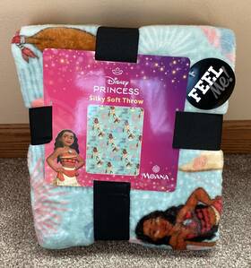 Disney 190604312835 Nwt Princess Moana Silky Soft Throw 46 Inch X 60