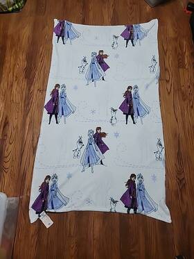 Disney 190604314631 Frozen 2 Throw Blanket Fleece 64 Inch X 36 Anna Elsa And Olaf White Christmas