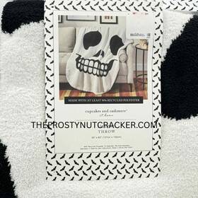 569-tj-upst Hallow Home Cupcakes And Cashmere Goth Apothecary Halloween Reversible Plush Skull Throw