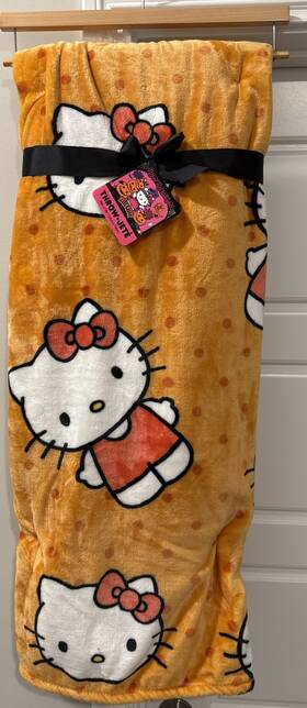 Hello Kitty 032281799045 Fall Harvest Autumn 2025 Orange Polka Dot 60x70 Inch Throw Blanket New