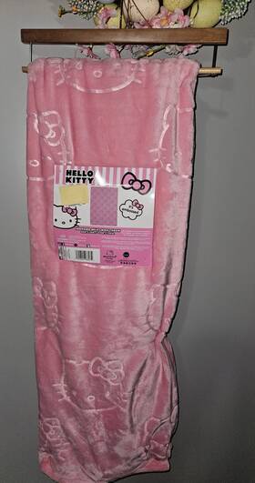 Hello Kitty 190604966274 Embossed Milky Pink Mink Super Soft 50x70 Throw Blanket Nwt