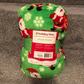 Holiday Time 784857507317 50 Inch X 60 Light Weight Plush Throw Blanket Santas On Green 100% Polyester