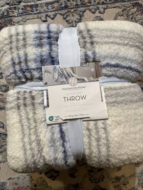 Huntington Home 061459748475 Feather Soft Throw Plush Cozy Blanket 50 Inch X 70 Grey White New