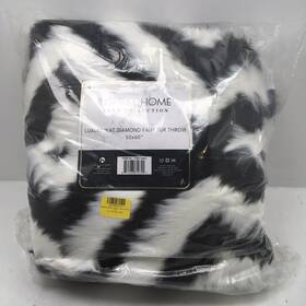 T392-30bk Inspired Home Luxe Ikat Diamond Faux Fur Black And White Throw 50x60 Inch New T392-30bk Inspired Home Luxe Ikat Diamond Faux Fur Black And White Throw 50x60 Inch New