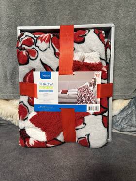 59543 Interiors By Design 3 Piece Red White Floral Throw Sock Set 50x60 In