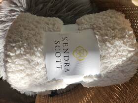 Kendra Scott 196088040714 New In Package Cozy Sherpa Beige Blanket / Throw - 50 Inch X 70 Rare