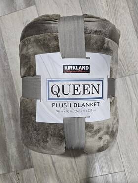 1818954 Kirkland Signature Plush Blanket King Brown