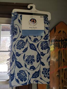 Mainstays 906111351074 Knit Throw Blue And White Floral 50 By 60. New