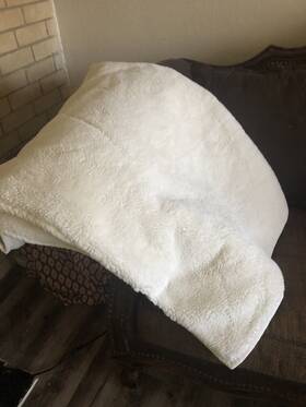 Mon Chateau 726367427402 Luxury Collection Luxe Faux Fur Throw Blanket 60x70 Inch White Soft Euc