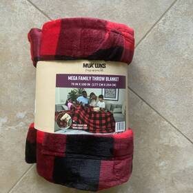 Muk Luks 714370799579 Mega Family Throw Blanket Red Black Buffalo Plaid Fleece 70 X 100 Nwt