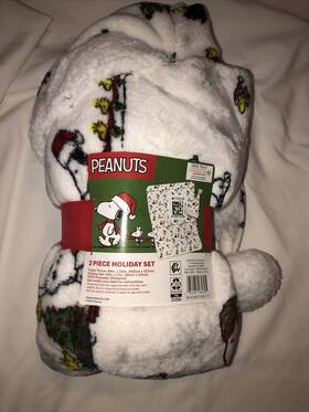 Peanut 032281185305 Peanuts 2 Piece Holiday Set Travel Throw Blanket 40 Inch X50 And Hat New
