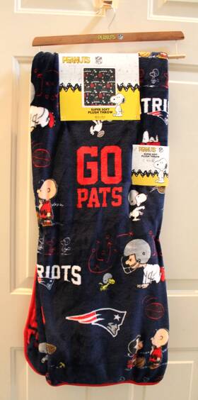 Peanuts 196882198956 Nwt Nfl New England Patriots 60 Inch X70 Super Soft Plush Throw Blanket