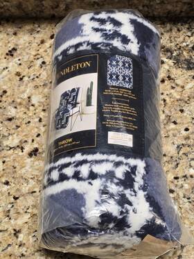 Pendleton 008889285204 Sherpa Fleece Throw Blanket 50 X 70 Ivory White Geometric Reversible