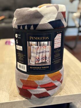 C2000 Pendleton 008889395934 Reversible Plush Throw 50 Inch X 70 Legend Lake Gray Polyester New