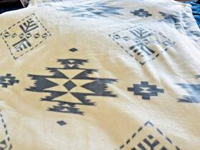 1817888 Pendleton Ultra Soft Plush Blanket- Birch Tree - Color Ivory And Grey Queen Size