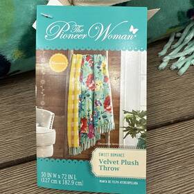 Pioneer Woman 791551815532 Plush Reversible Throw Sweet Romance