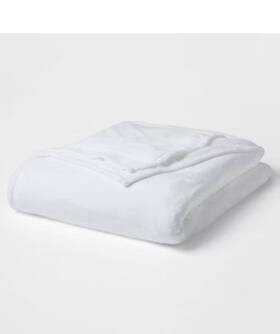 Room Essentials 191908583303 New With Tags Full /queen Solid White Jacquard Plush Blanket -