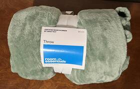 Room Essentials 197543319284 Plush Throw Blanket - Green 50in X 60 In