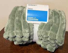 Room Essentials 197543556894 Channeled Plush Throw Blanket - Green