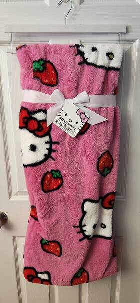 Sanrio 032281134358 Hello Kitty Pink Strawberry Blanket Faux Rabbit Fur Throw Read Desc