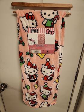 Sanrio 190604909578 Hello Kitty Warm Wreaths Christmas Candy Cane Silk Touch Throw Blanket 50x70 New