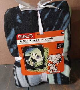 Spring Creative 887816339452 Peanuts Snoopy Halloween No Sew Fleece Throw Kit 2020 43x55 Creepin Around