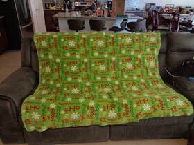 Target 191908284019 Green And Red Christmas Fleece Throw Blanket 68 Inch X 52 Great Condition