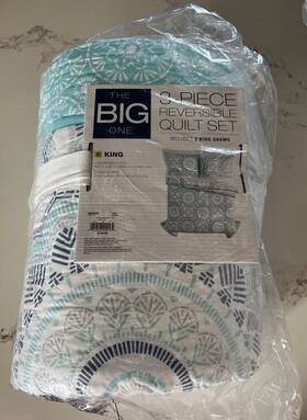 7100910pc3g The Big One 3 Piece King Reversible Quilt Set With Super Soft Plush Blanket