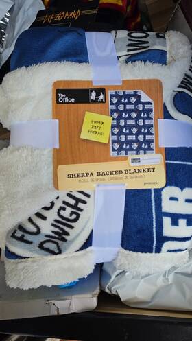 21l041485 The Office Jfa71-09/21l041485 Dunder Mifflin Future Dwight Sherpa Backed Throw Blanket 60x90
