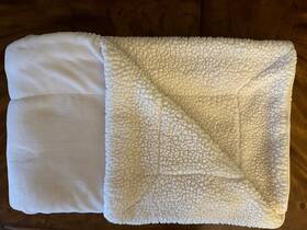 8033 Threshold 067 10 R00 Target Faux Sherpa Throw Euc