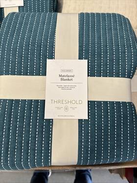 Threshold 085239583753 Matelasse Blanket Blue Full/ Queen Size Brand New