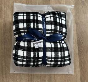 Tommy Bahama 810088181757 Plush 50 Inch X 70 White / Black Flannel Sherpa Blanket