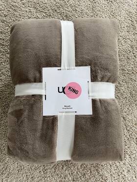 Ugg 008889107506 Novah King Fleece Blanket Light Fawn Brown Bedding Comforter Reversible